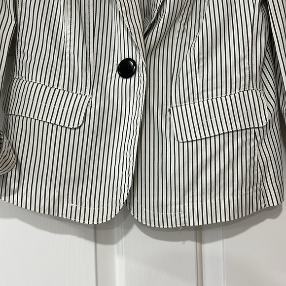 Adorable Talbots Short Jacket with Stretch - Picture 5 of 8